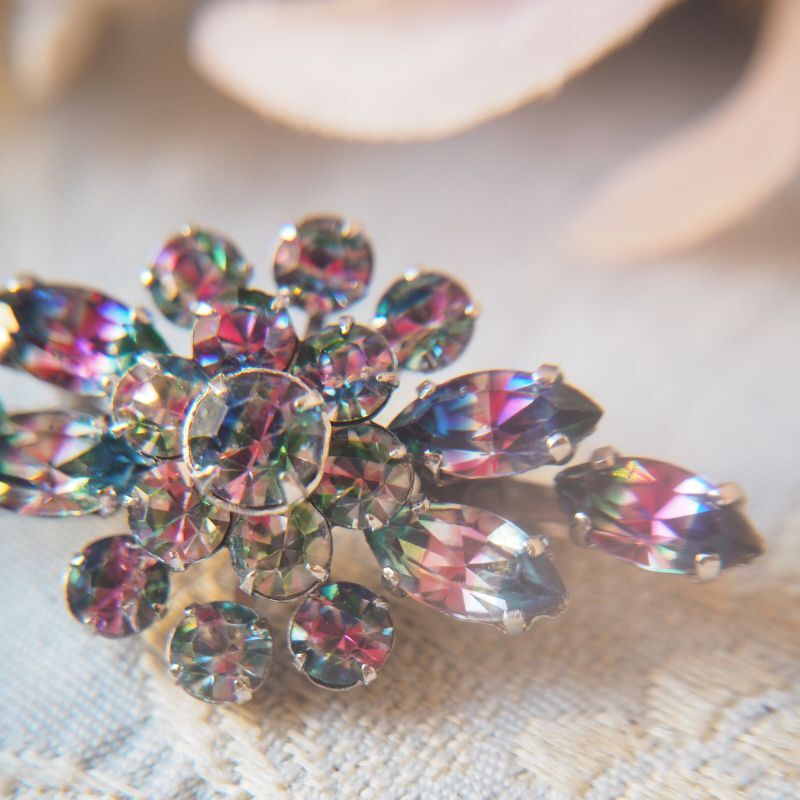 虹色アイリスガラスの美しいブローチ accessoire・装身具